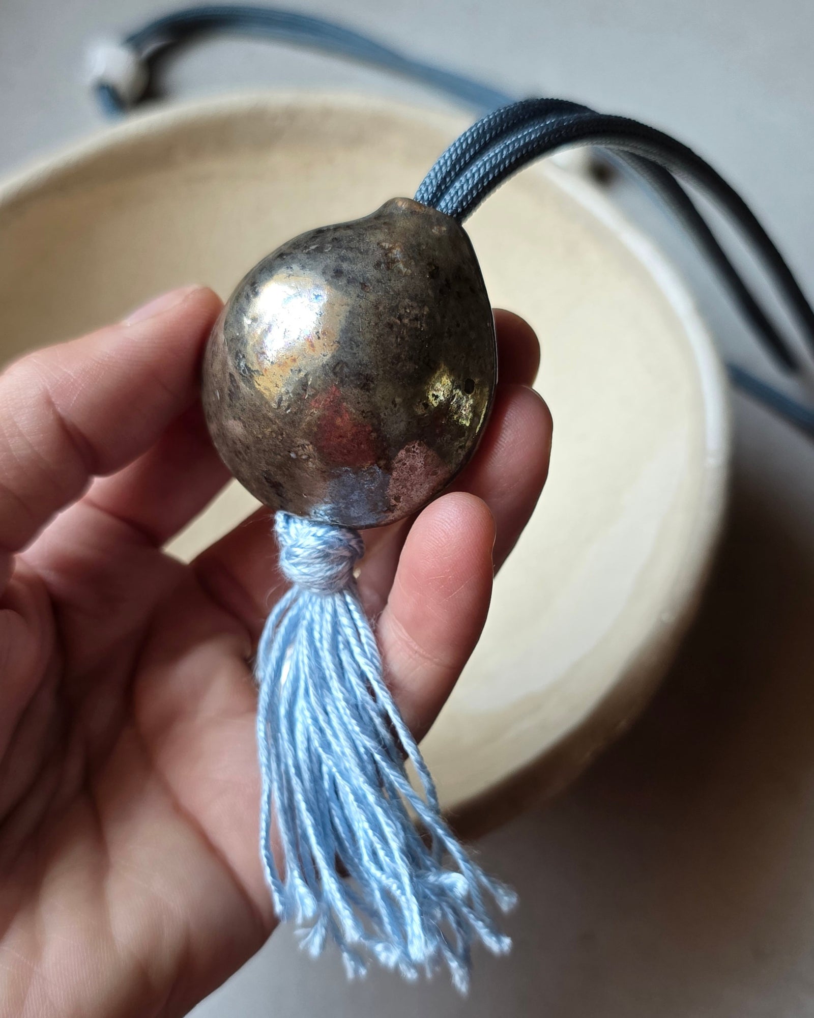Collana Sacro Om – Oro – in mano, la scala