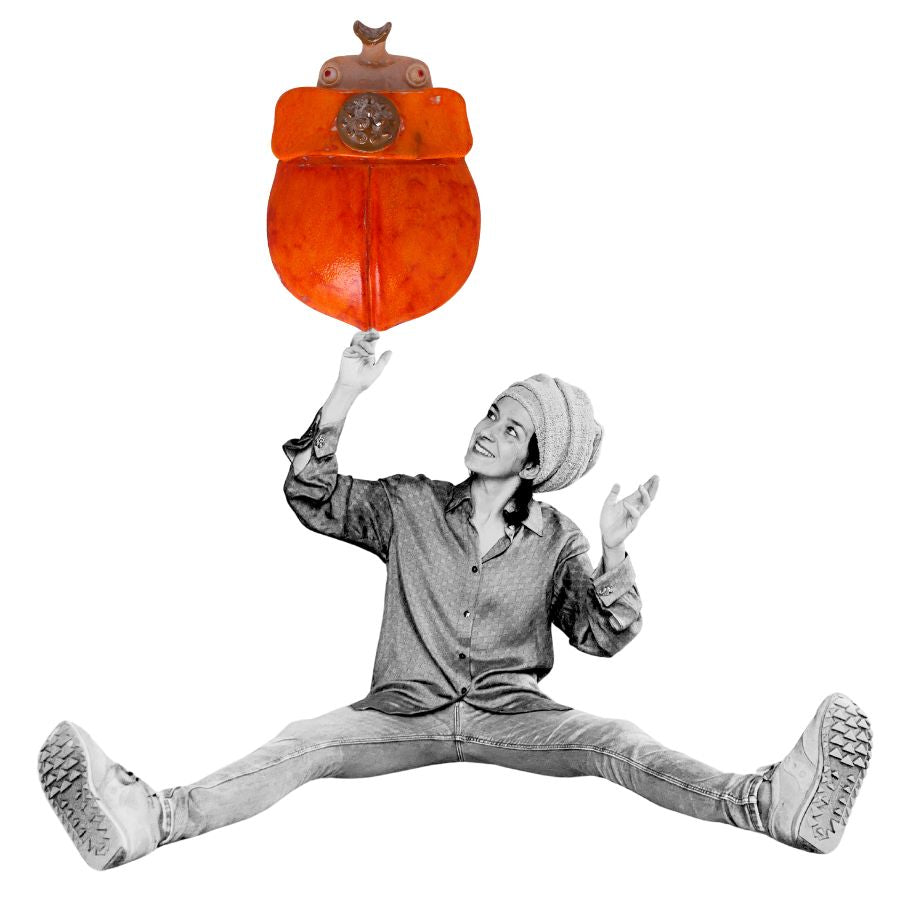 Simona Frigerio con una delle sue sculture di ceramica contemporanea