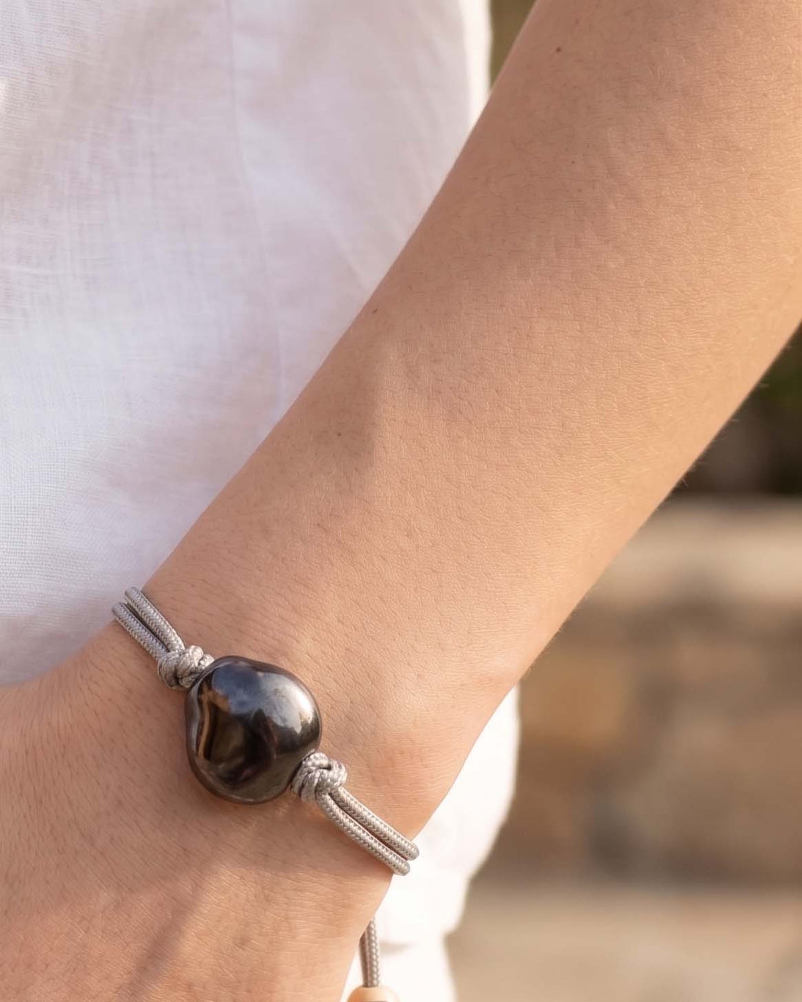 Bracciale Sacro Om – al polso, camicia bianca