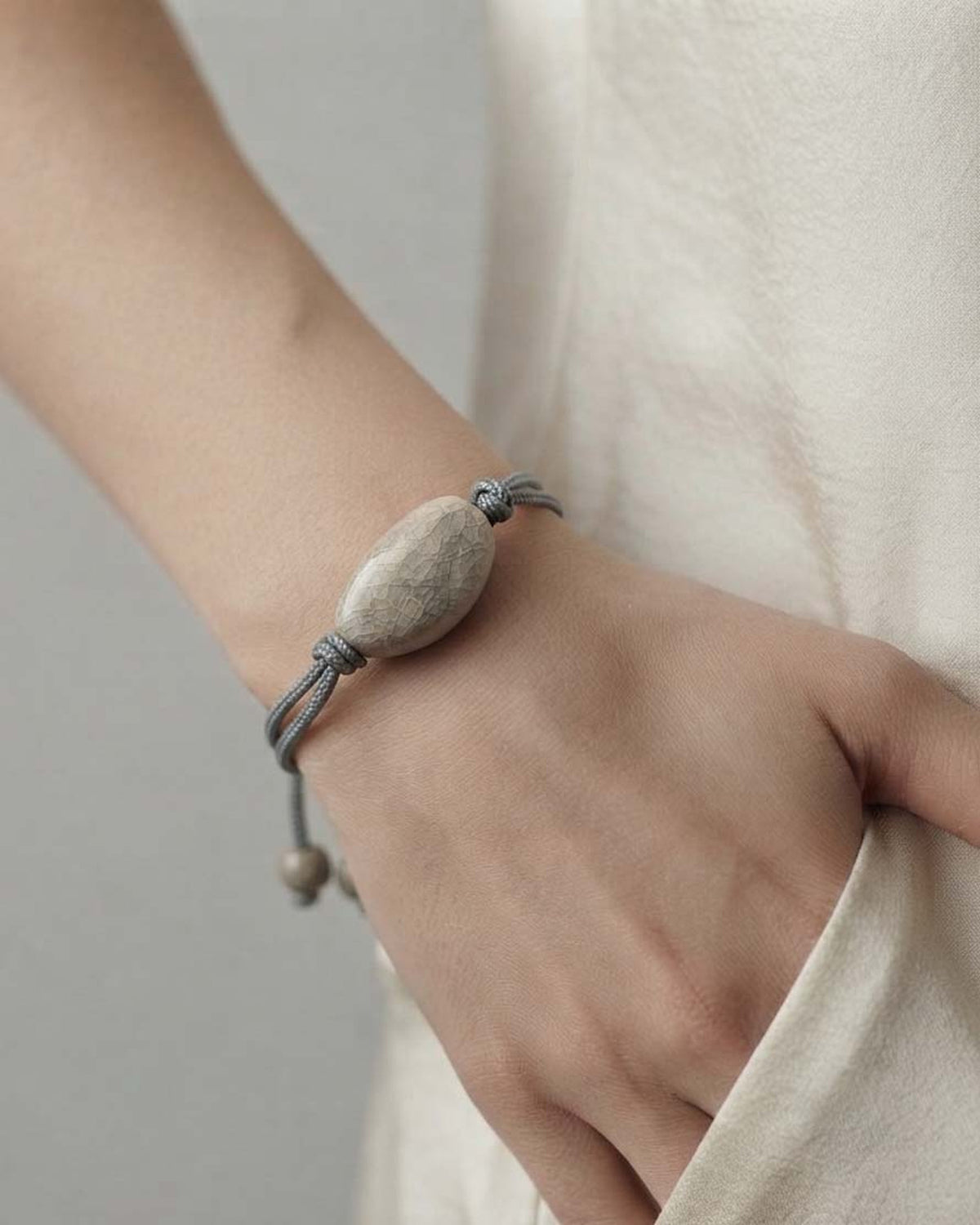 Bracciale Eco – al polso, camicia bianca