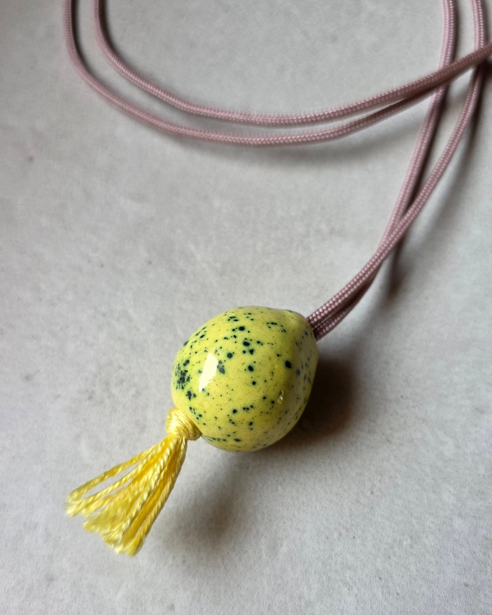 Collana Japamini – Giallo – dettaglio ravvicinato del pendente