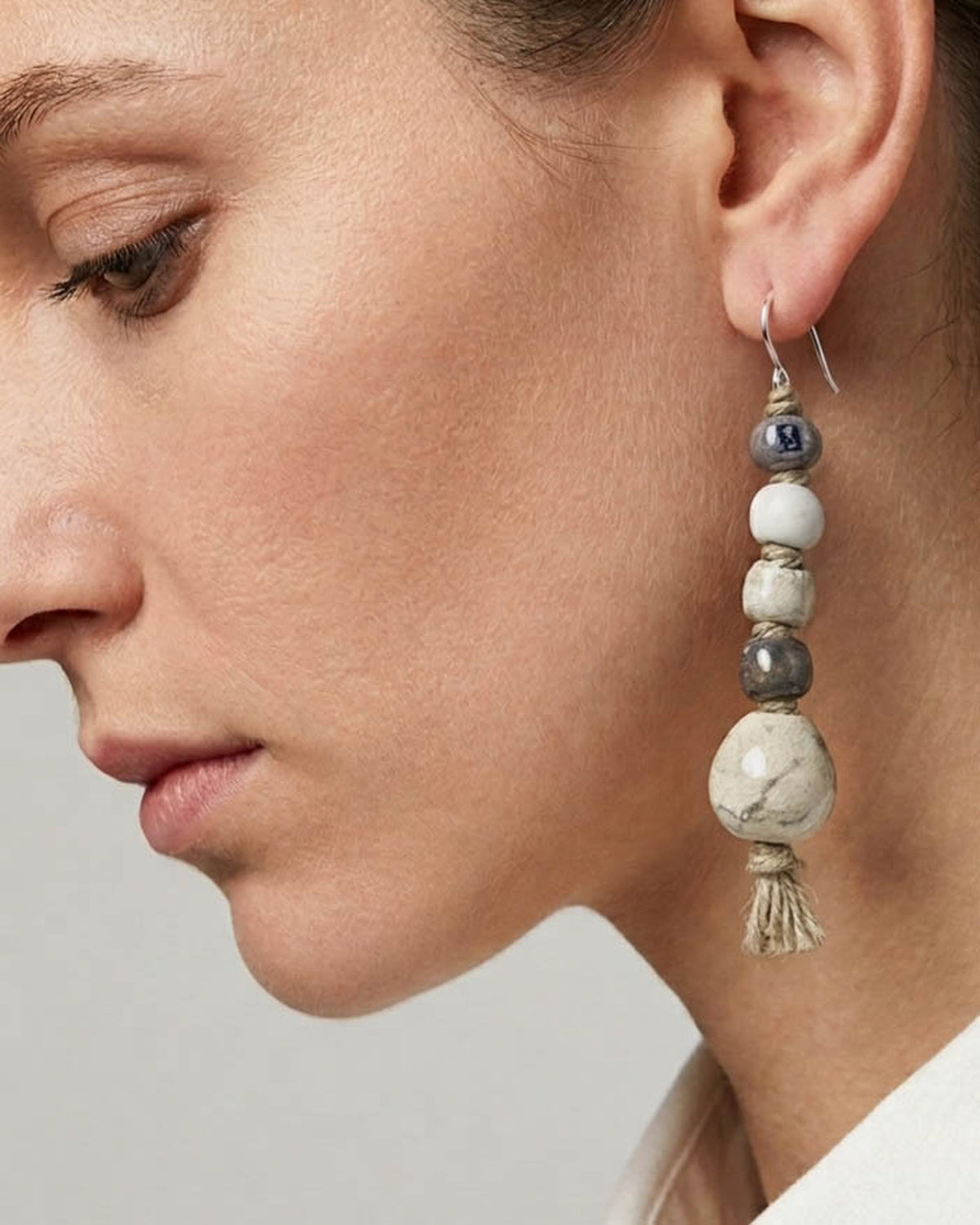 Orecchini Perla Nomade – modella di profilo