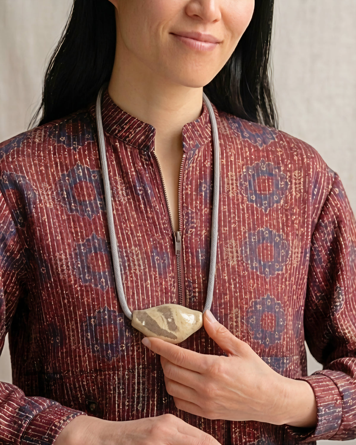 Collana Eco – modella con giacca stampata bordeaux