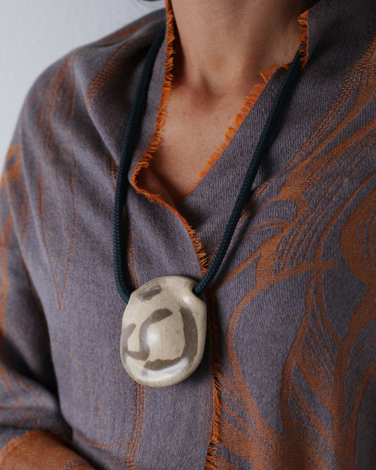 Collana Sogno – modella con giacca grigio e arancio