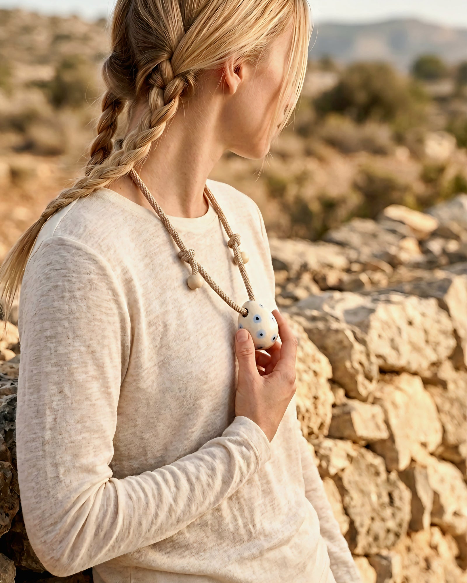 Collana Uovo Esotico – macro dell'uovo sulla ciotola
