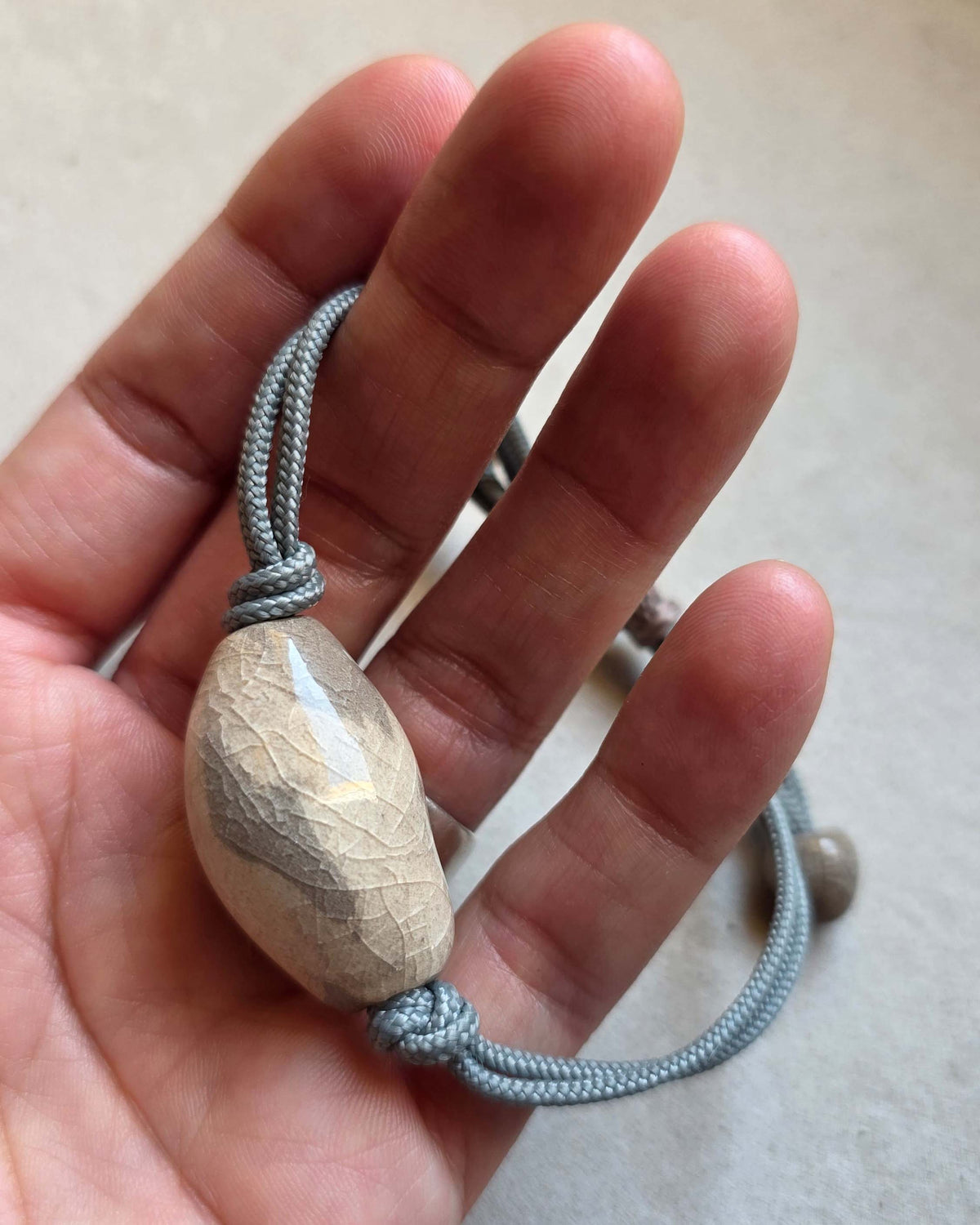 Bracciale Eco – in mano, macro