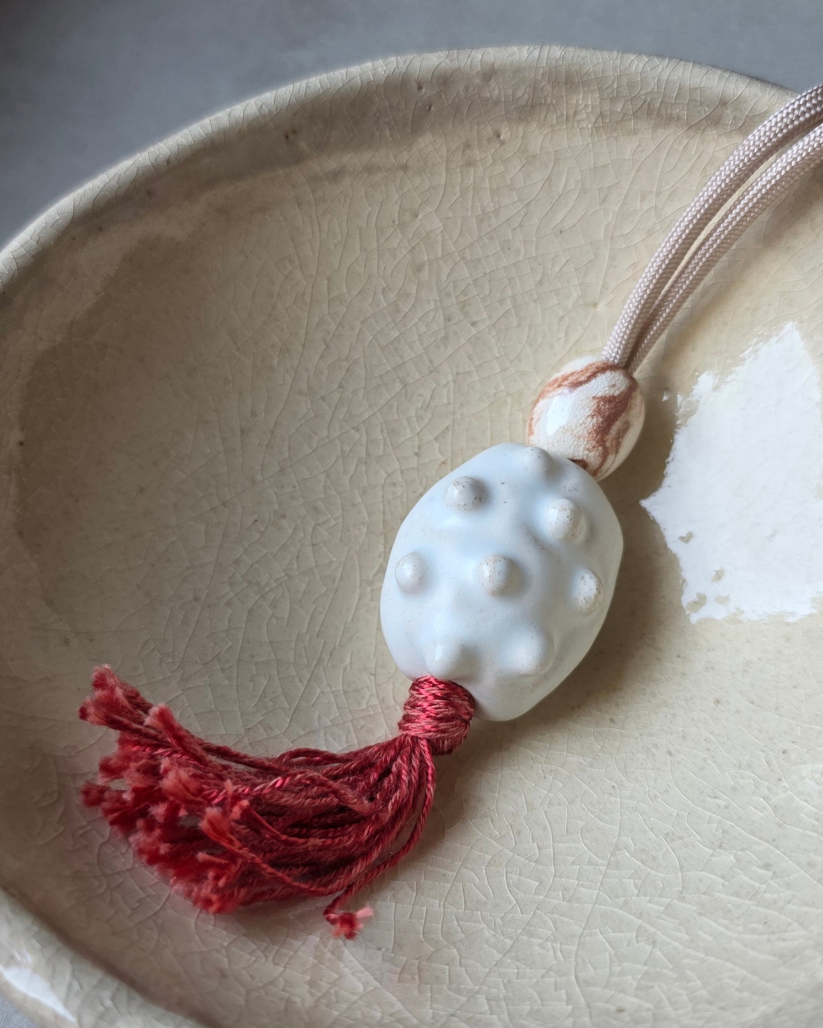 Collana Archeperla – Bianco – modella con blazer rosa