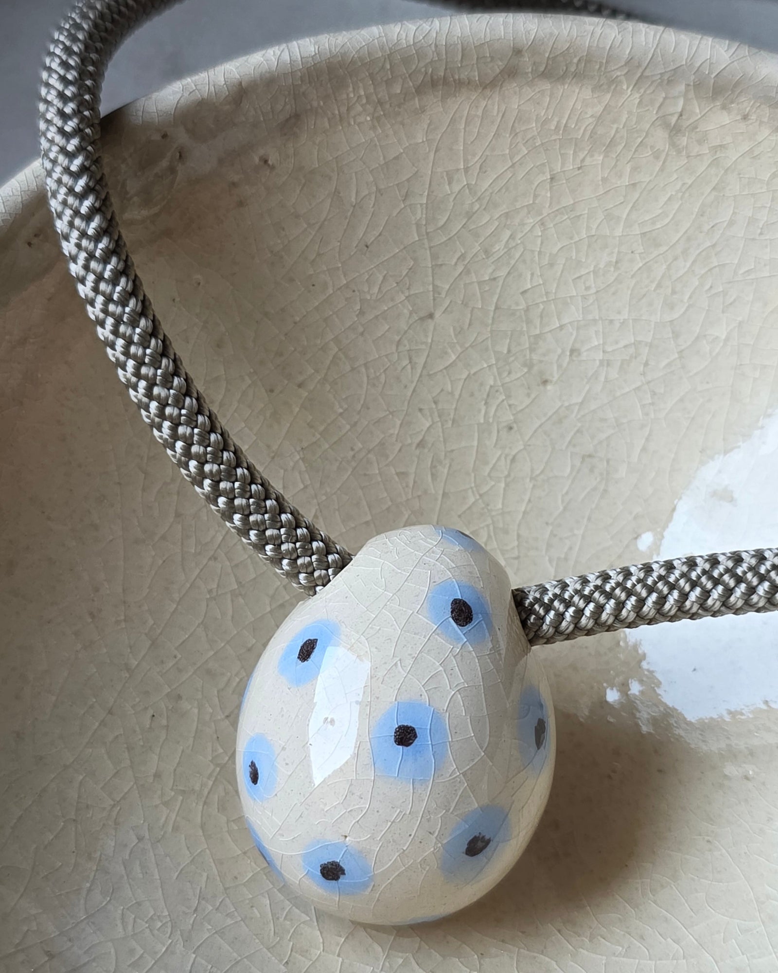 Collana Uovo Esotico – macro dell'uovo sulla ciotola