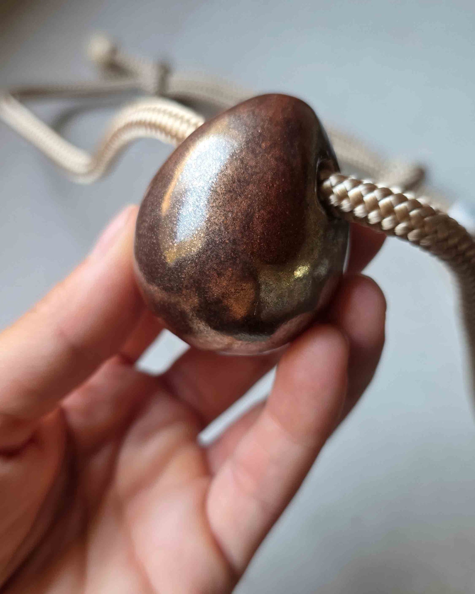 Collana Uovo Cosmico – modella con trecce nel deserto