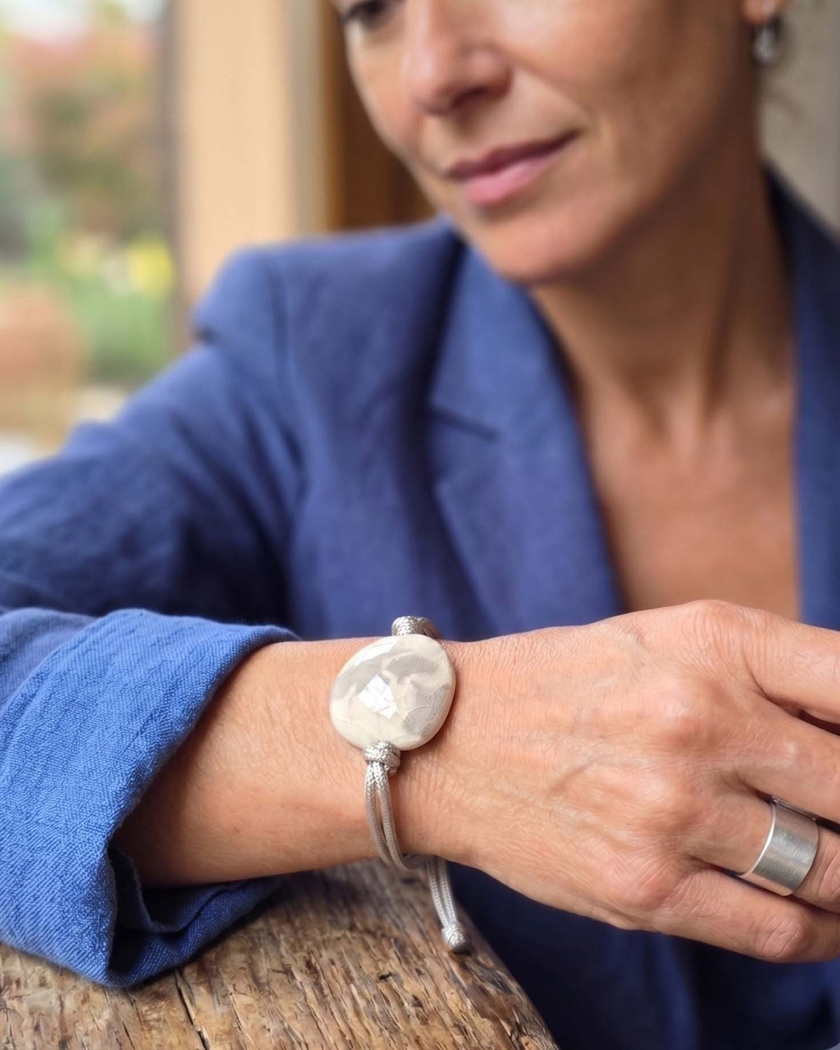 Bracciale Sogno – modella con blazer blu, esterno