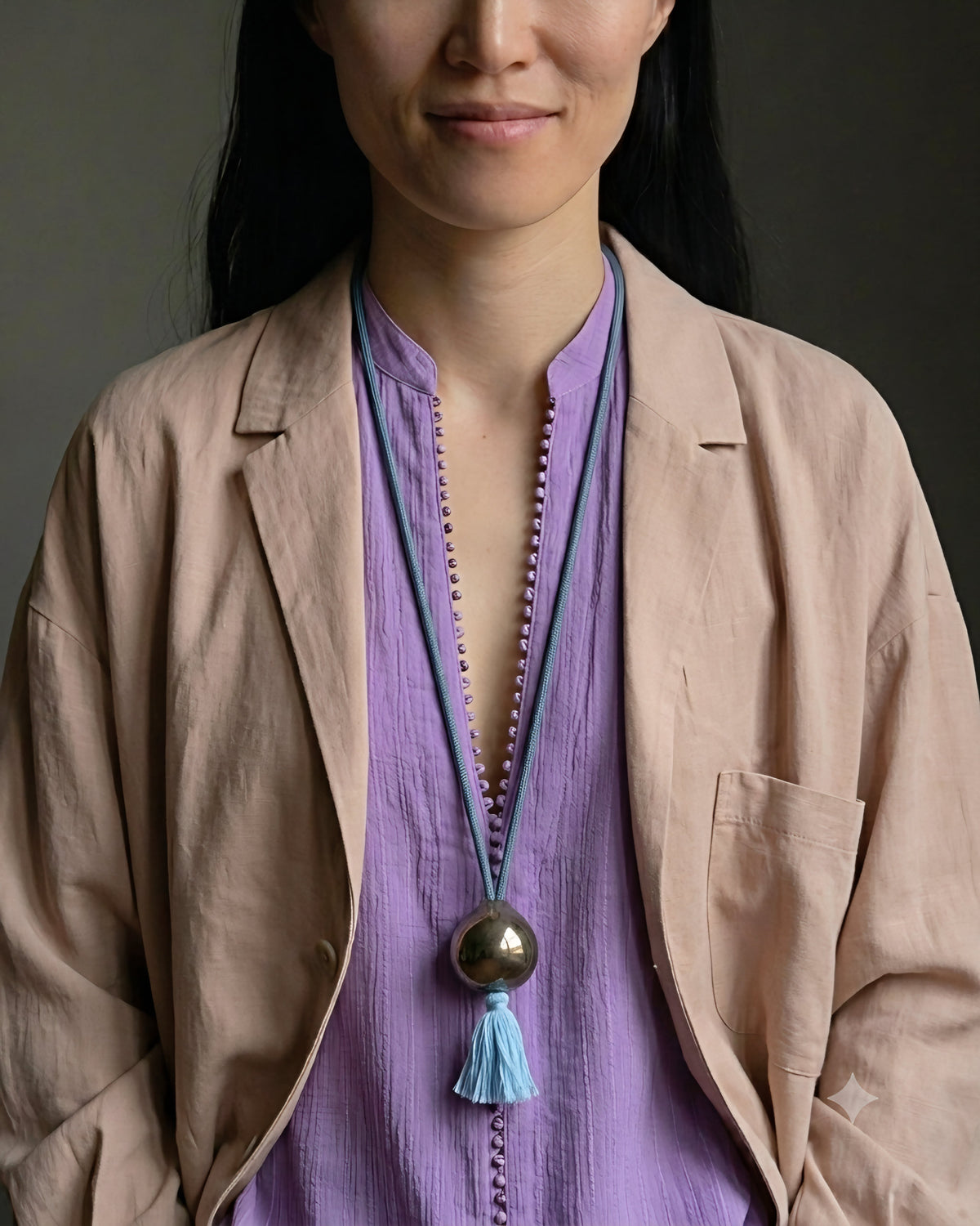 Collana Sacro Om – Oro – modella con blazer rosa
