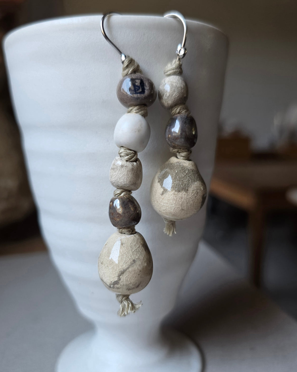 Orecchini Perla Nomade – appesi a una tazza di ceramica