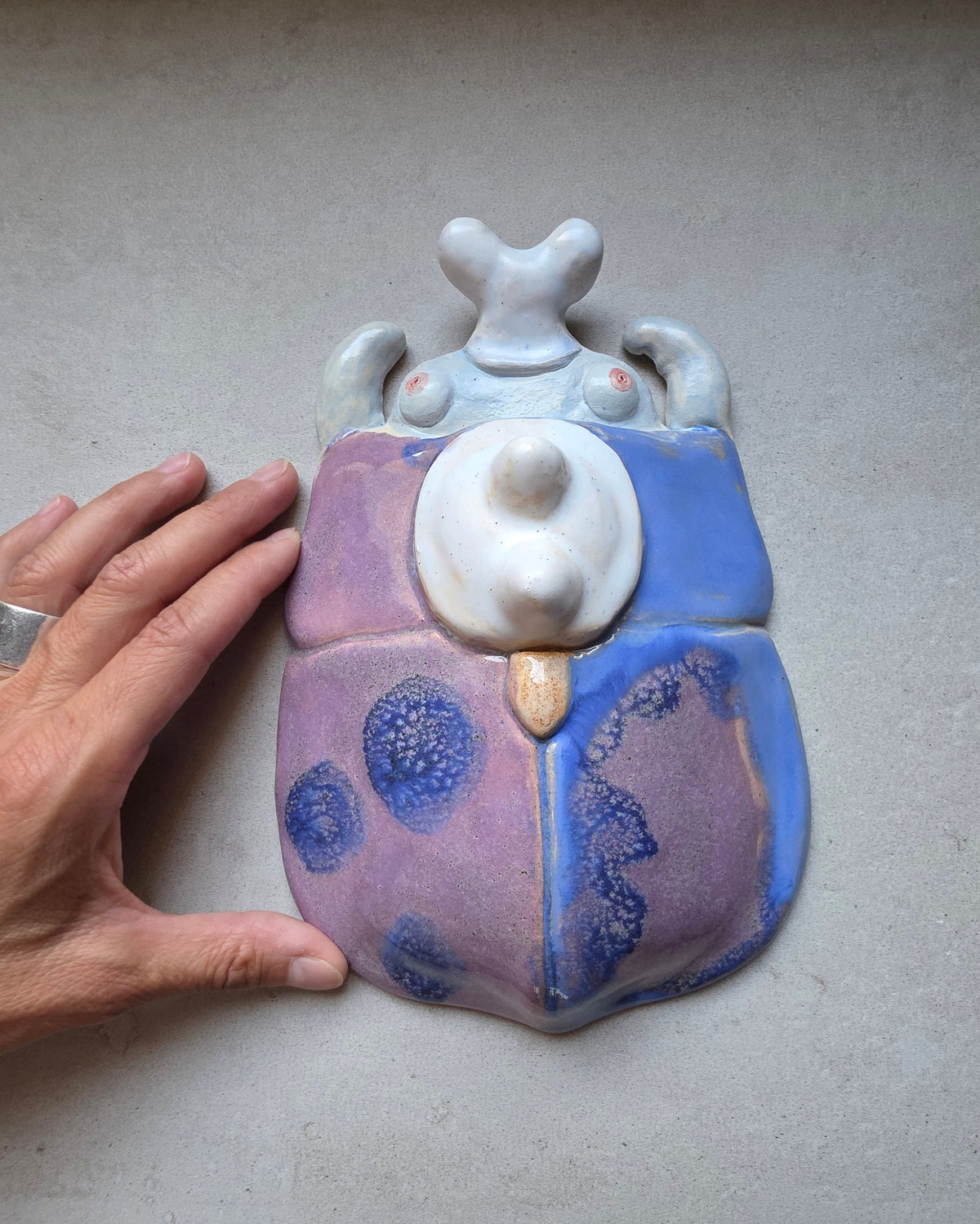 Scarabeo Lavanda – con la mano, ali in evidenza