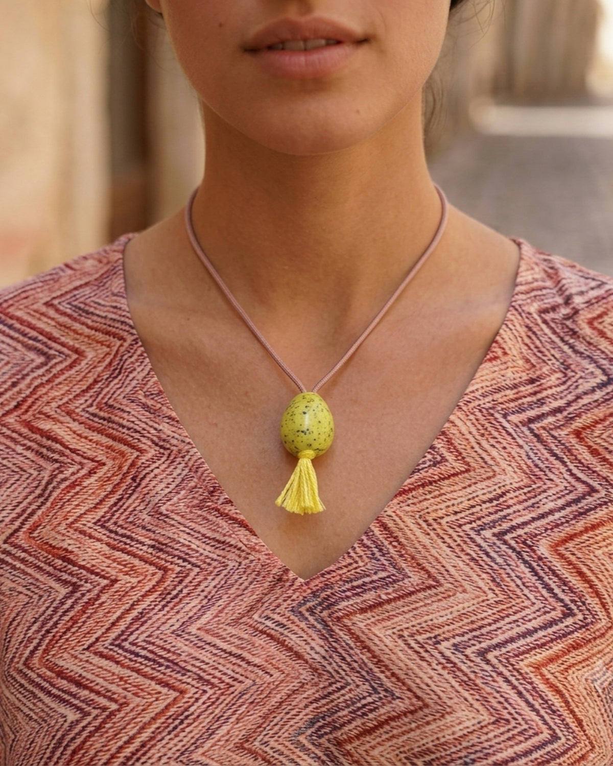 Collana Japamini – Giallo – modella con maglia zigzag, collana corta