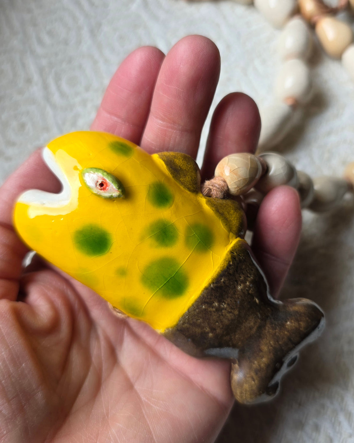Collana Pesce Raro – il pesce sul palmo di una mano, per la scala
