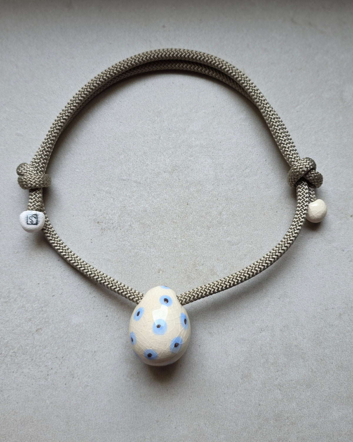 Collana Uovo Esotico – piano grigio, vista intera