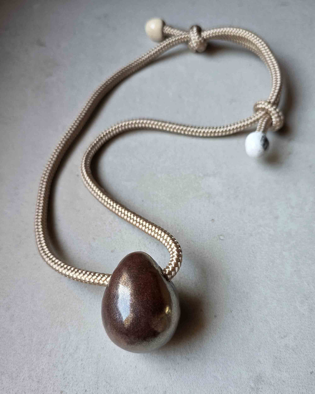 Collana Uovo Cosmico – piano grigio, vista intera