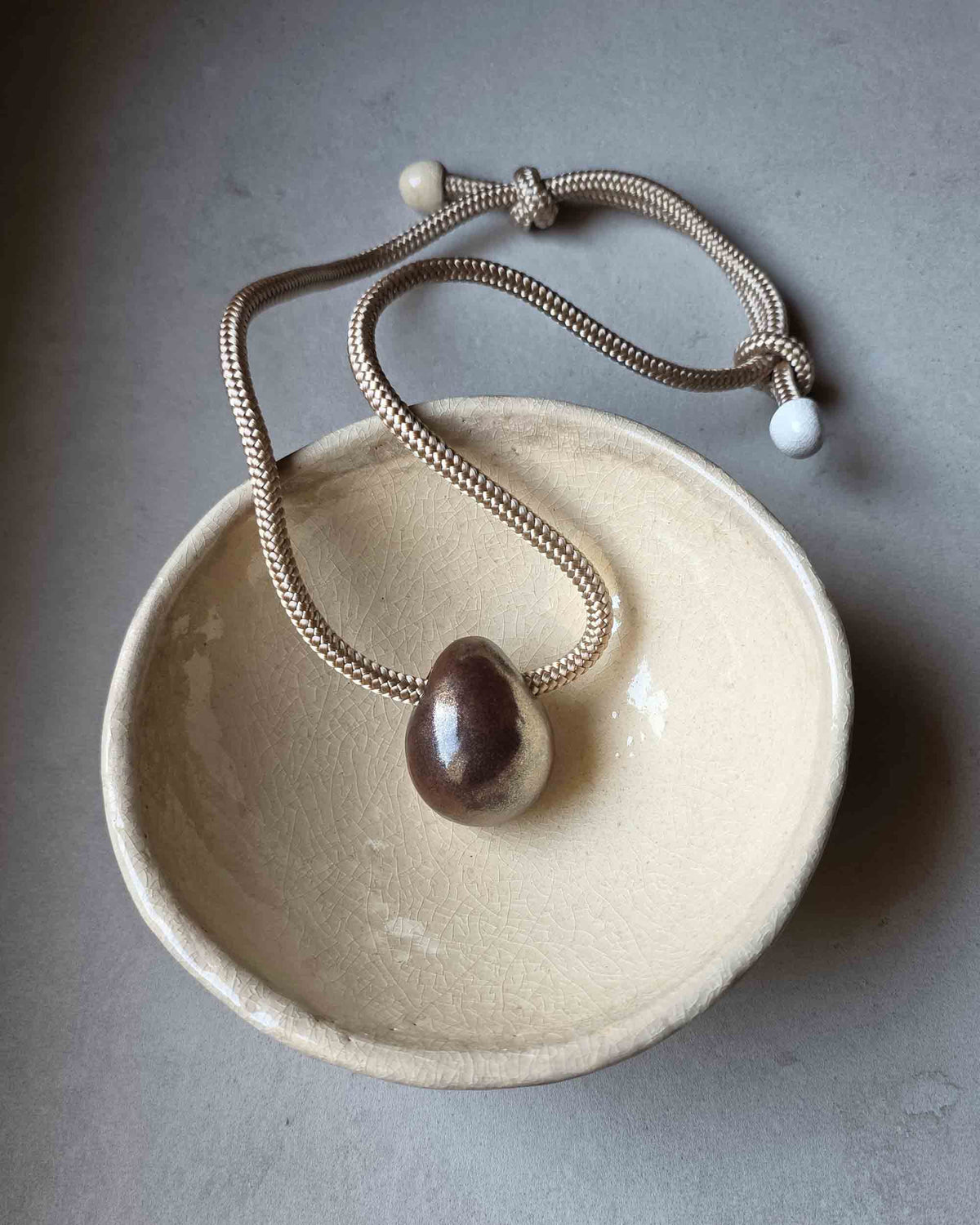 Collana Uovo Cosmico – in mano, la scala