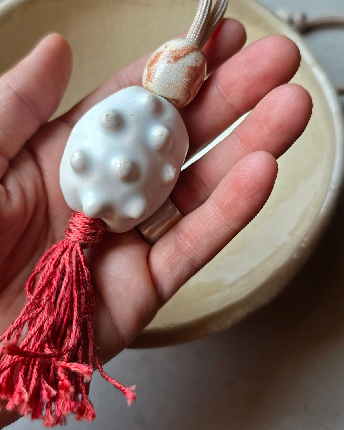 Collana Archeperla – Bianco – in mano, la scala