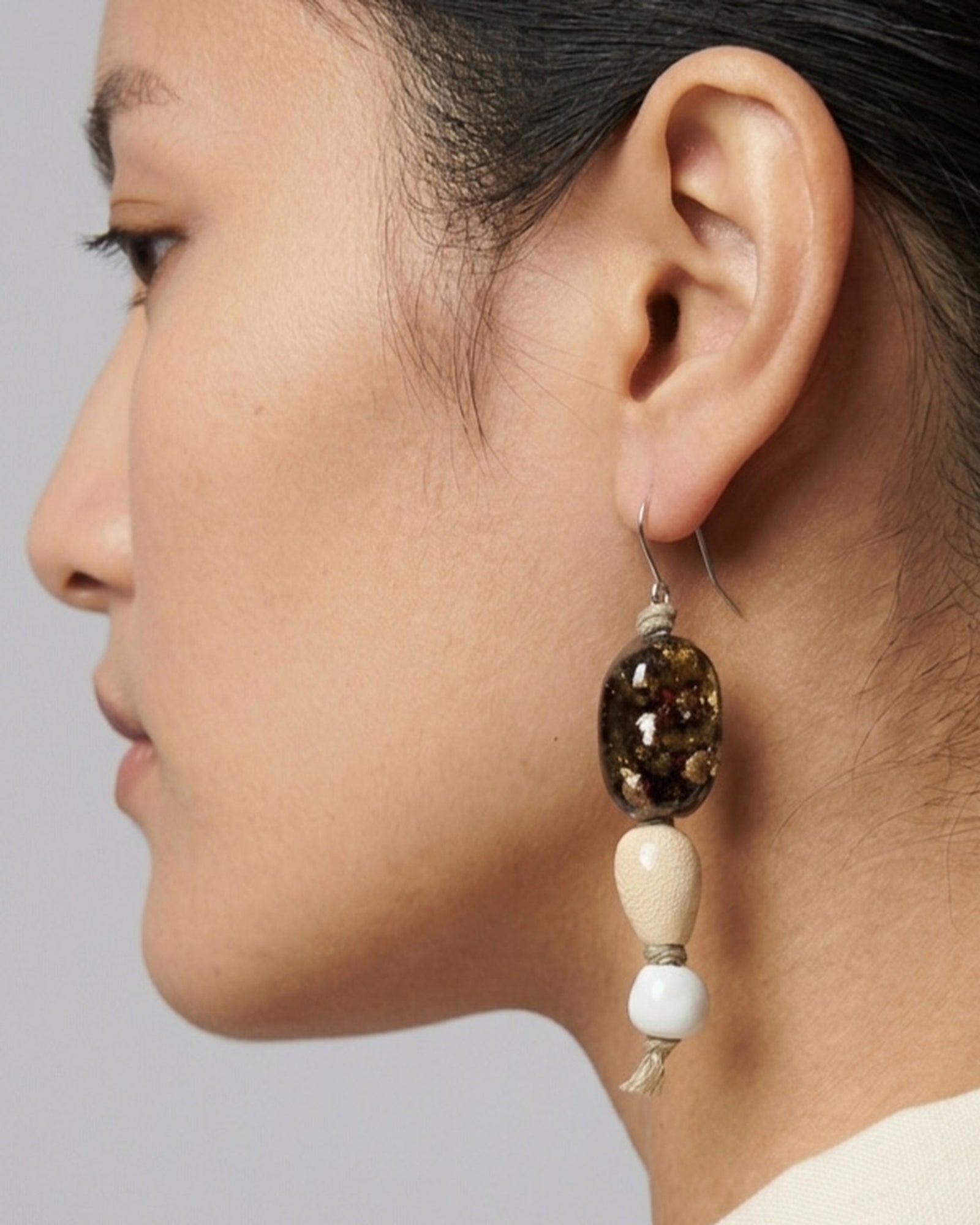 Orecchini Semi Antichi – modella di profilo