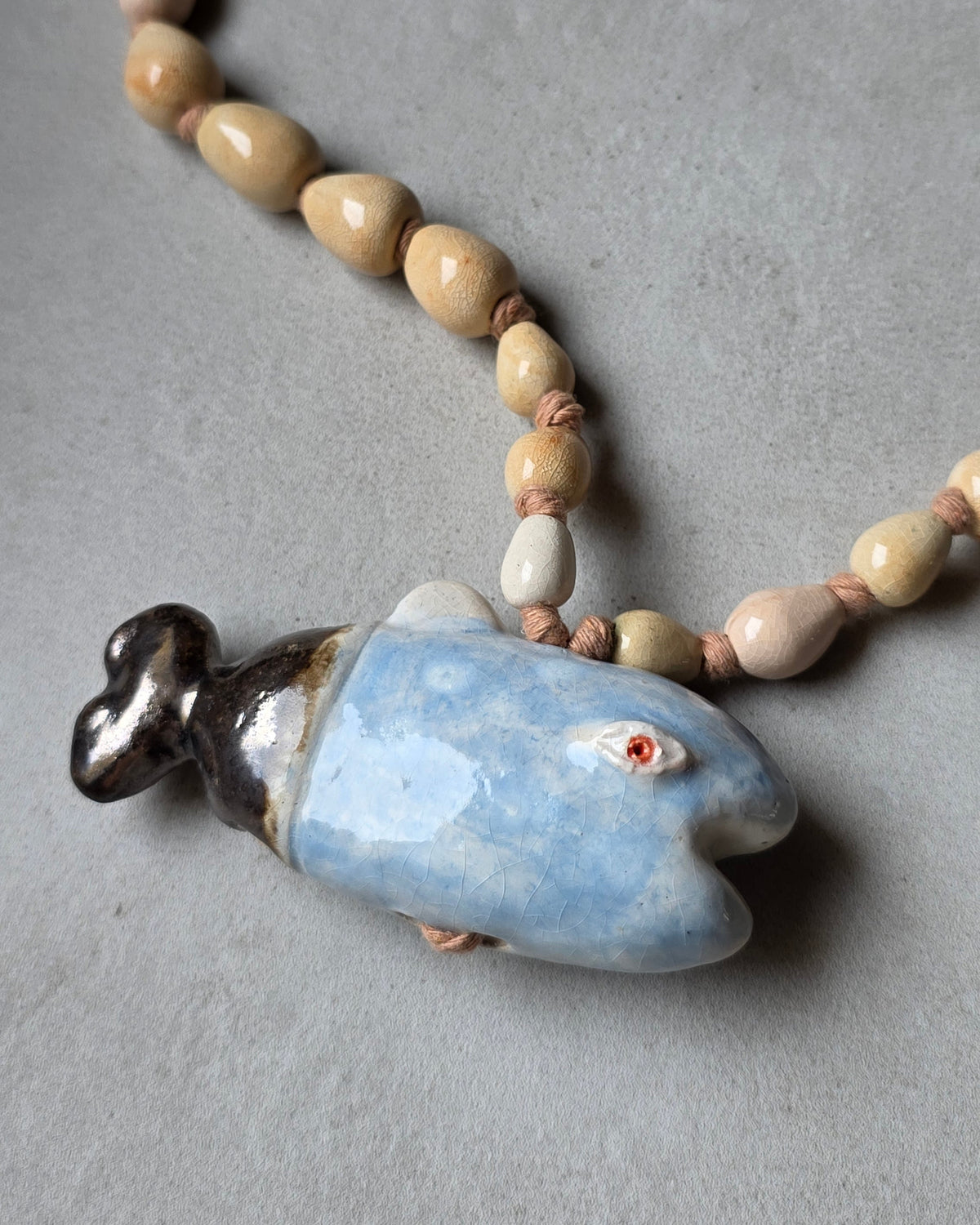 Collana Pesce Azzurro – il pesce di tre quarti, rivolto a destra, con la bocca aperta e la coda scura dai riflessi argento