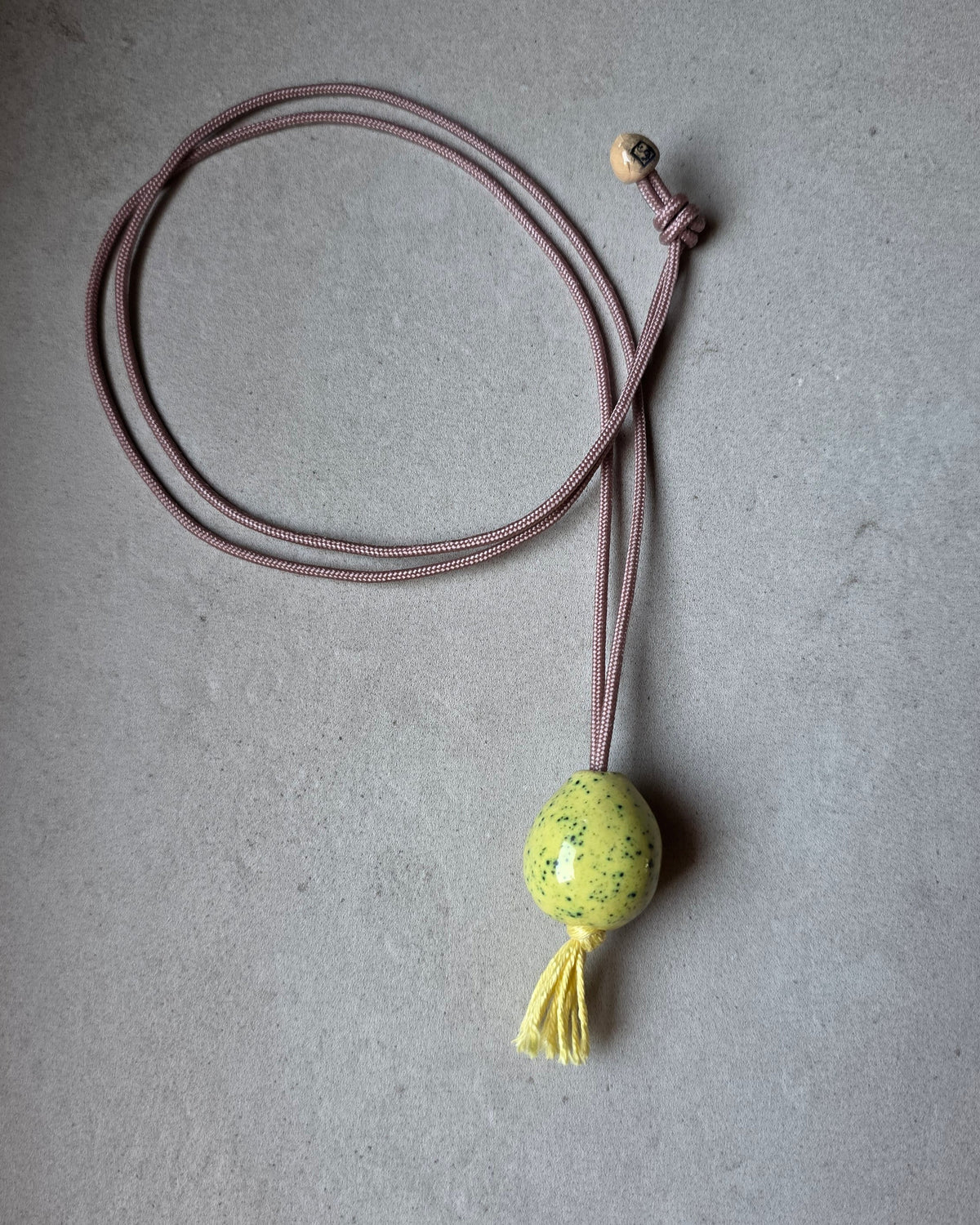 Collana Japamini – Giallo – piano d'appoggio grigio, collana intera