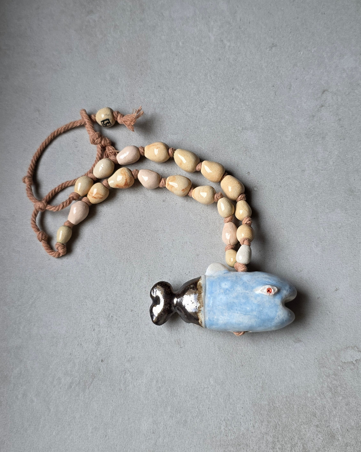 Collana Pesce Azzurro – il filo di perle in una curva morbida, con la perla avorio SF sulla corda