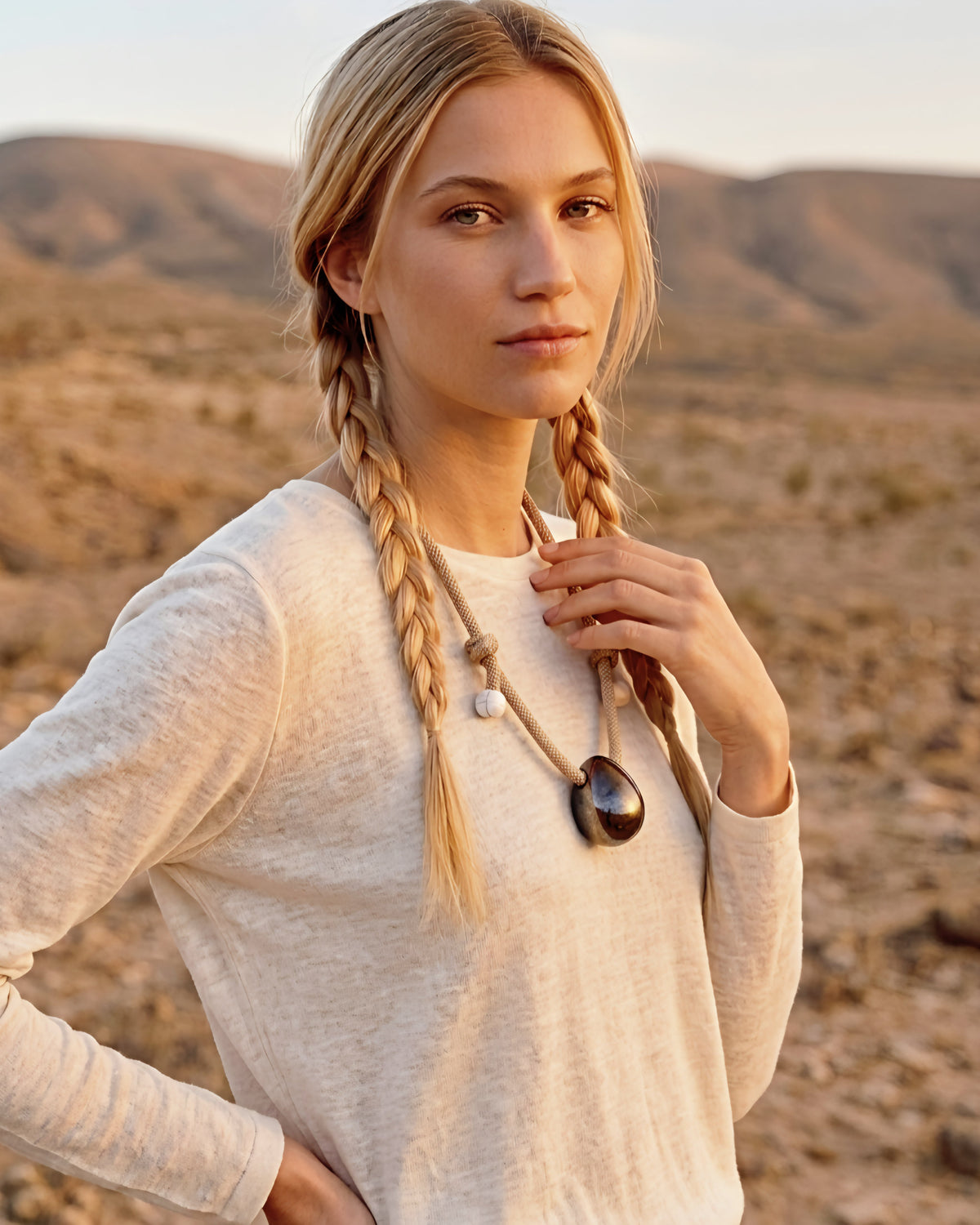Collana Uovo Cosmico – modella, ritratto