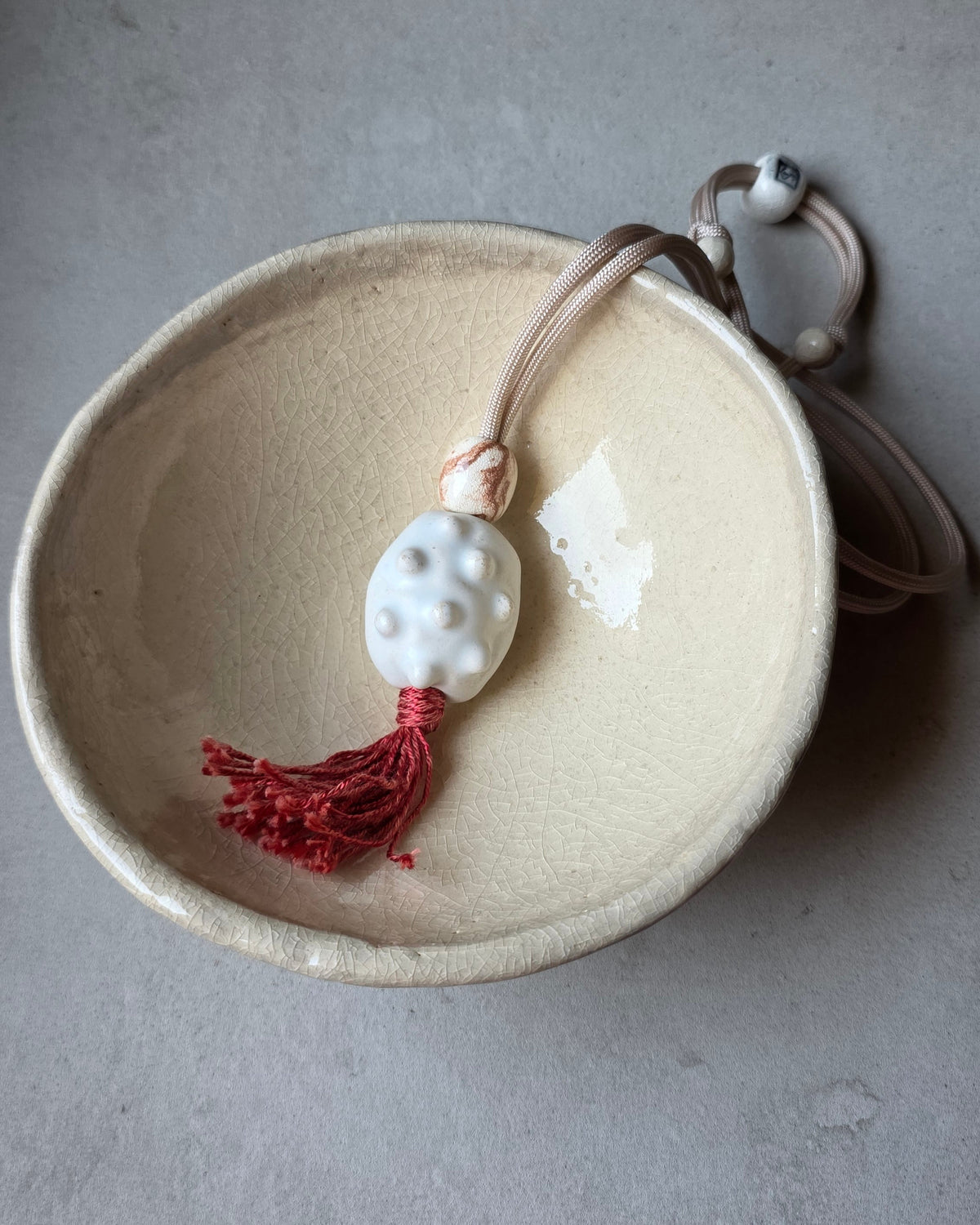 Collana Archeperla – Bianco – nella ciotola, vista dall'alto