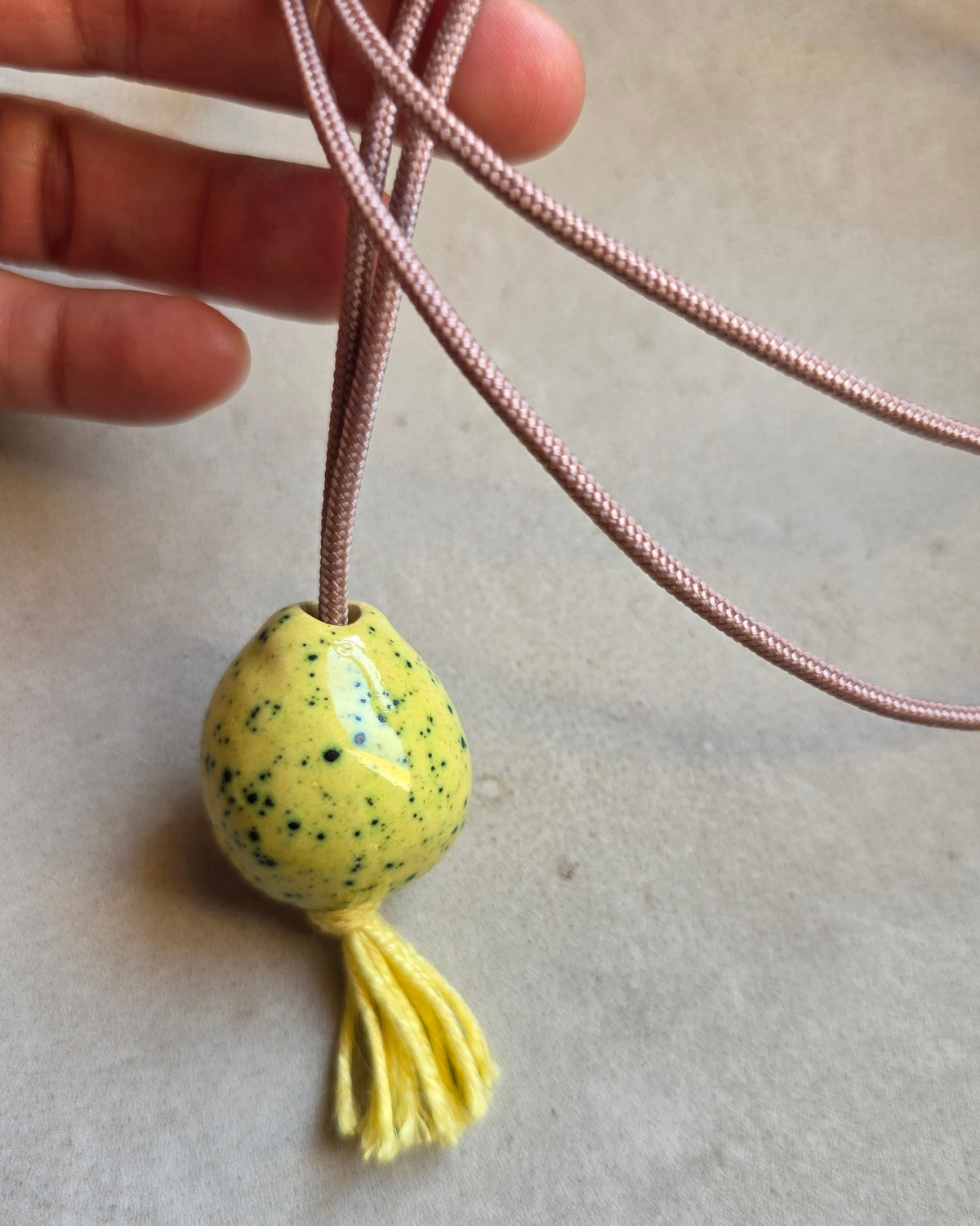Collana Japamini – Giallo – pendente in mano