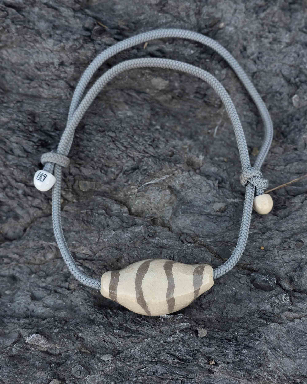 Collana Eco – su pietra scura, vista intera