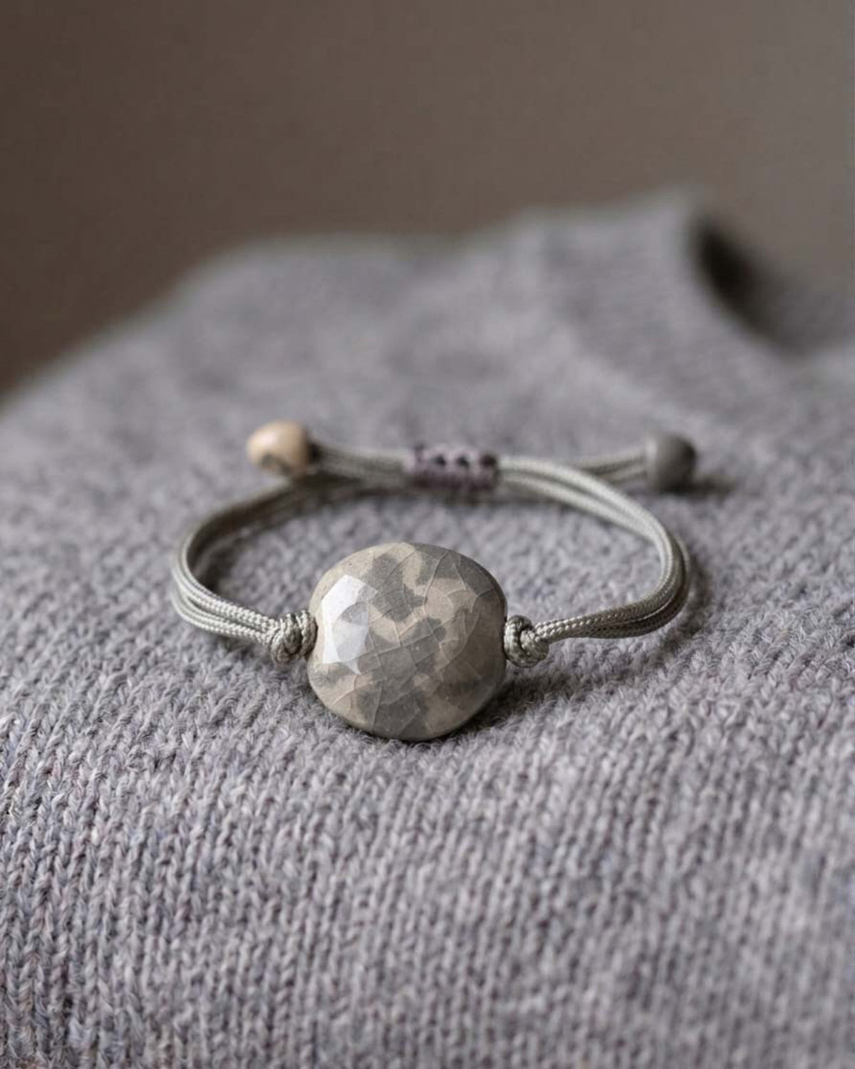 Bracciale Sogno – su maglione grigio