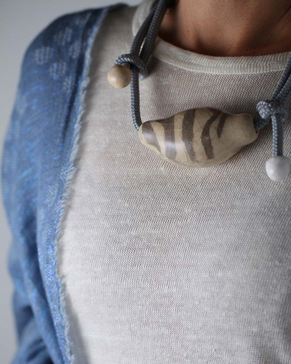 Collana Eco – modella con scialle blu