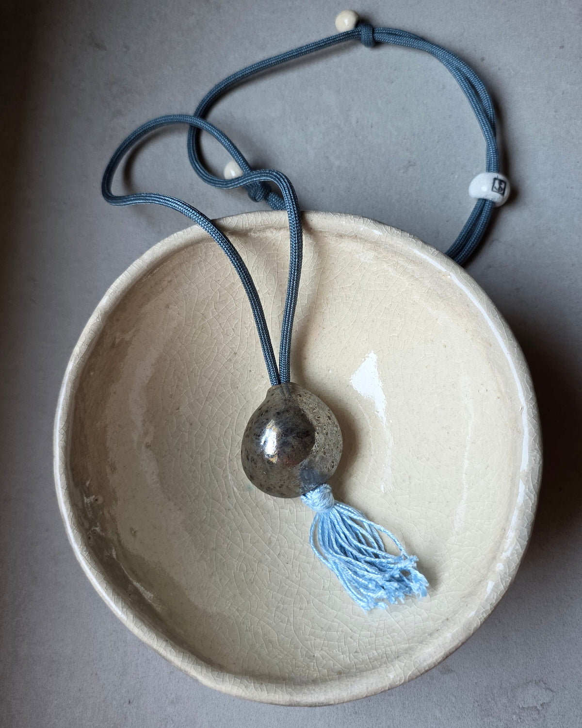 Collana Sacro Om – Oro – nella ciotola di ceramica