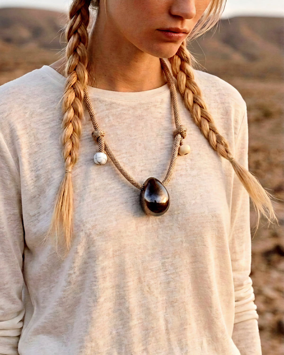 Collana Uovo Cosmico – modella, dettaglio della collana