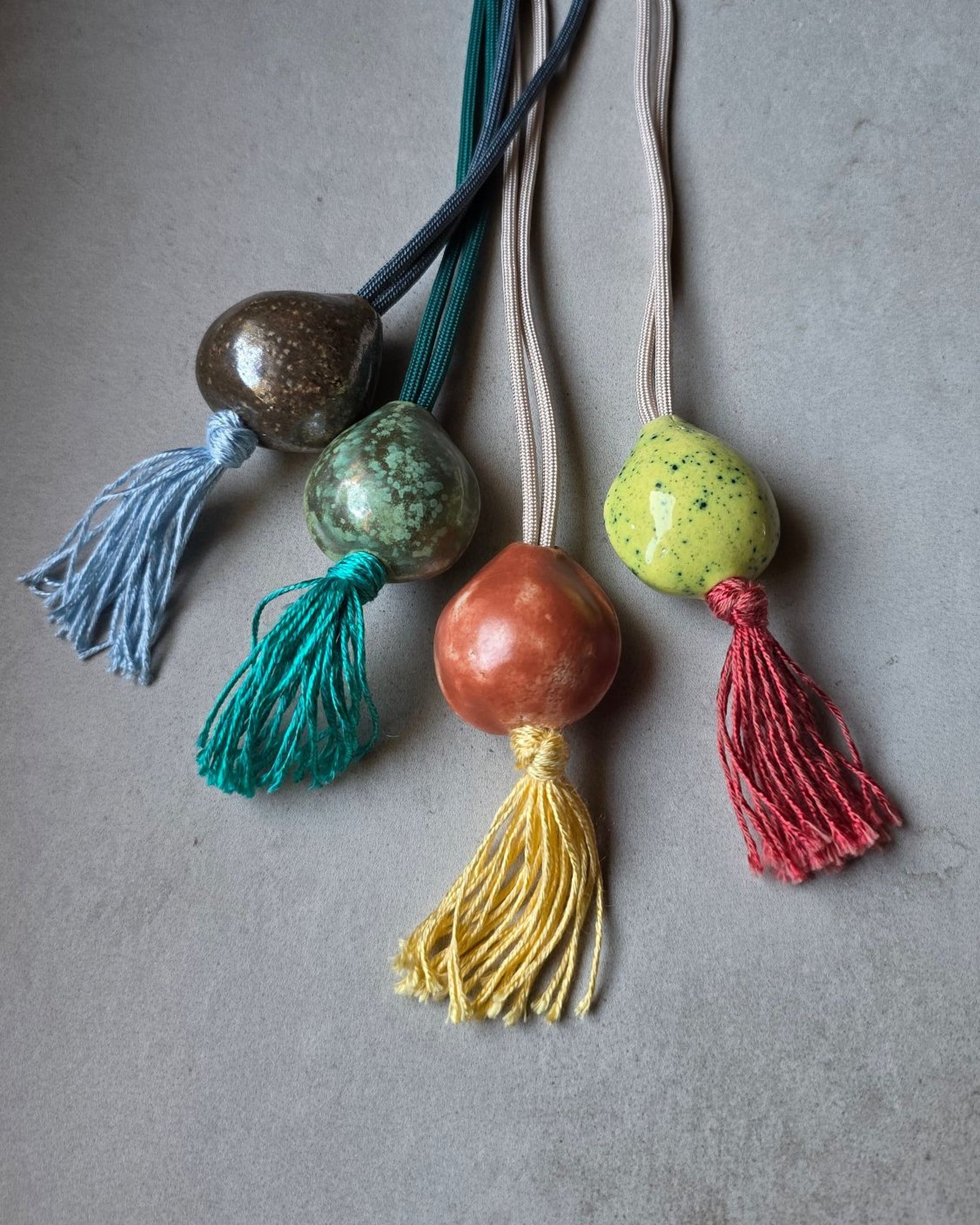 Collana Sacro Om – i quattro colori insieme: oro, turchese, giallo e terracotta