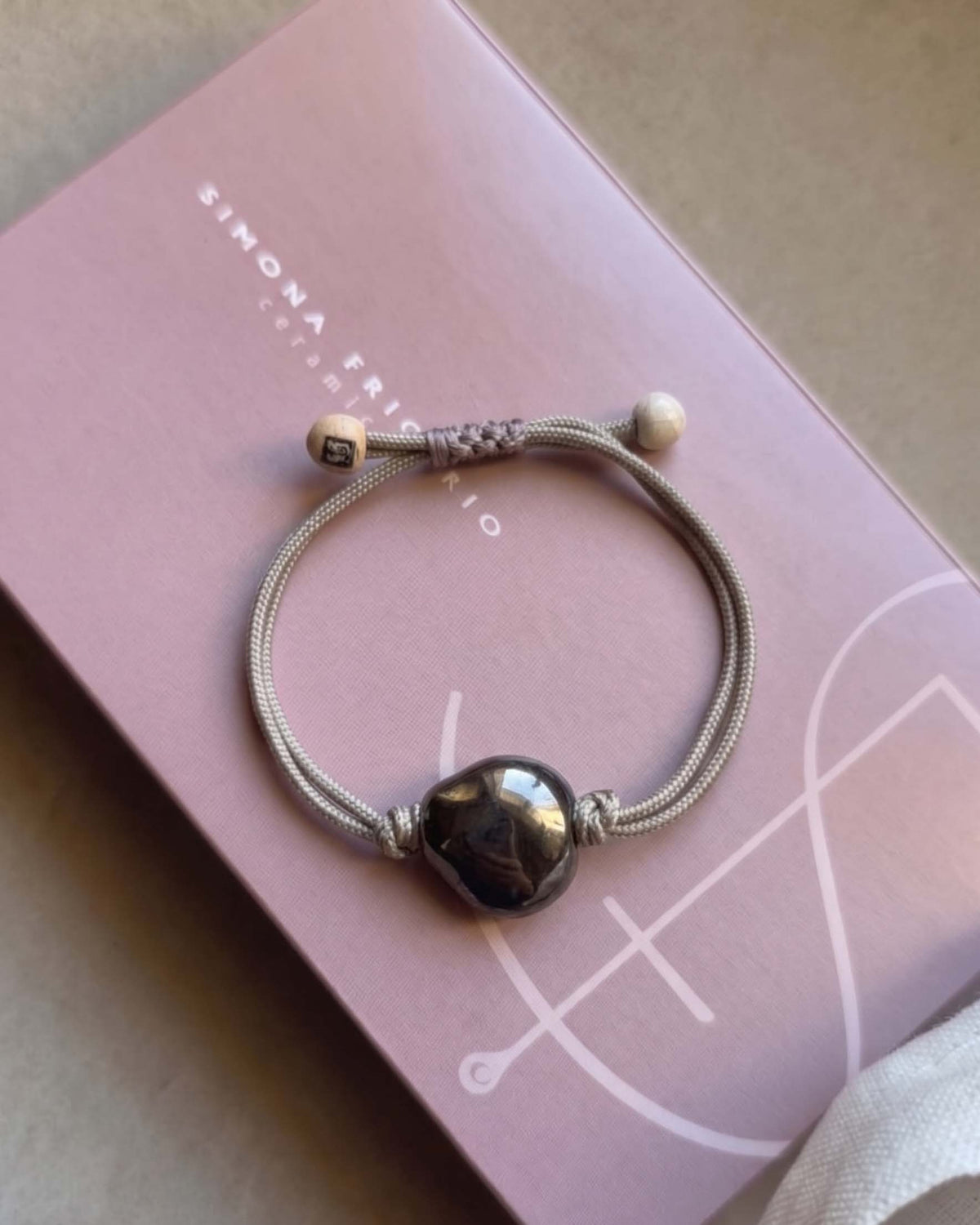 Bracciale Sacro Om – sulla scatola regalo