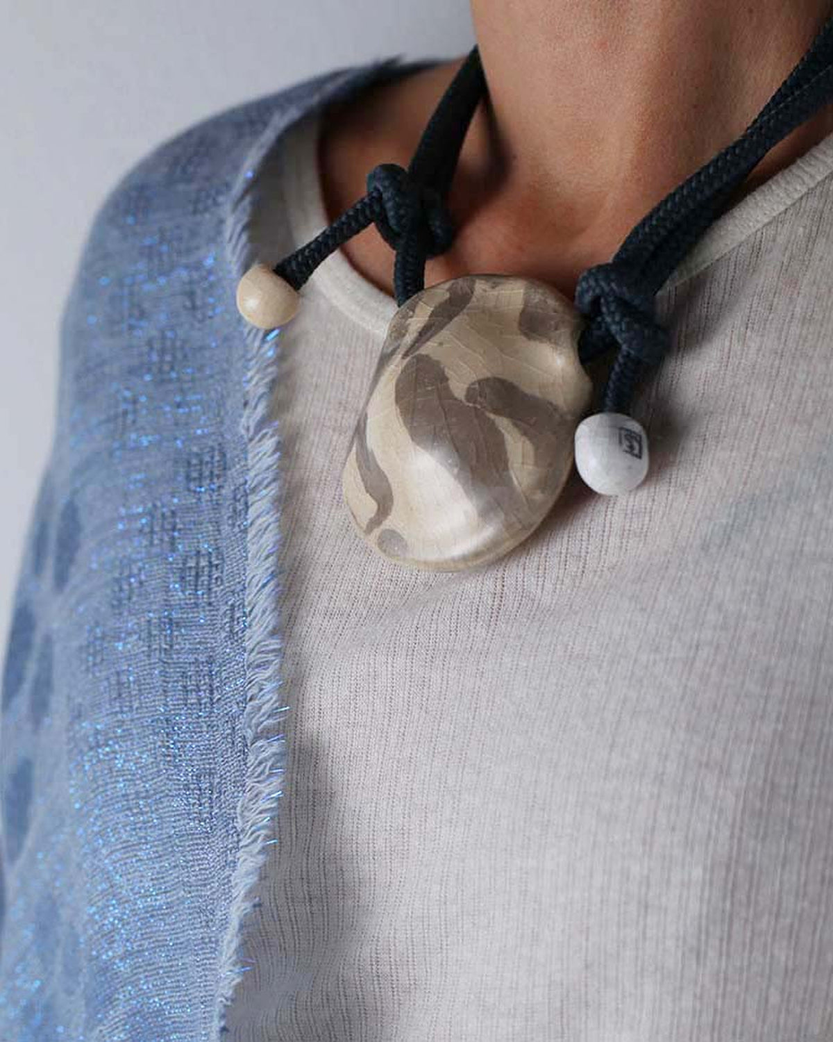 Collana Sogno – modella con scialle blu, portata corta