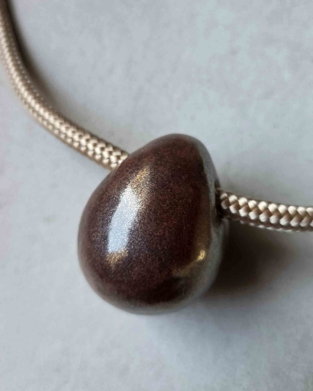 Collana Uovo Cosmico – piano grigio, portata corta
