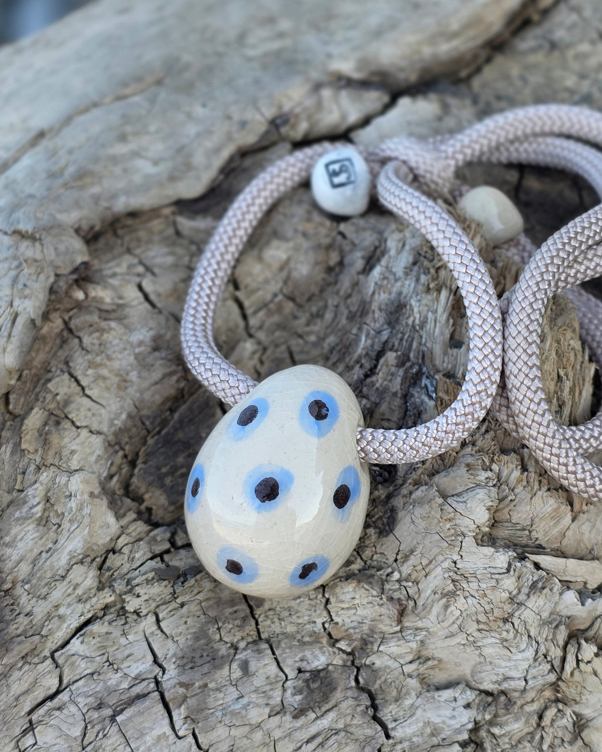 Collana Uovo Esotico – sul legno, in spiaggia