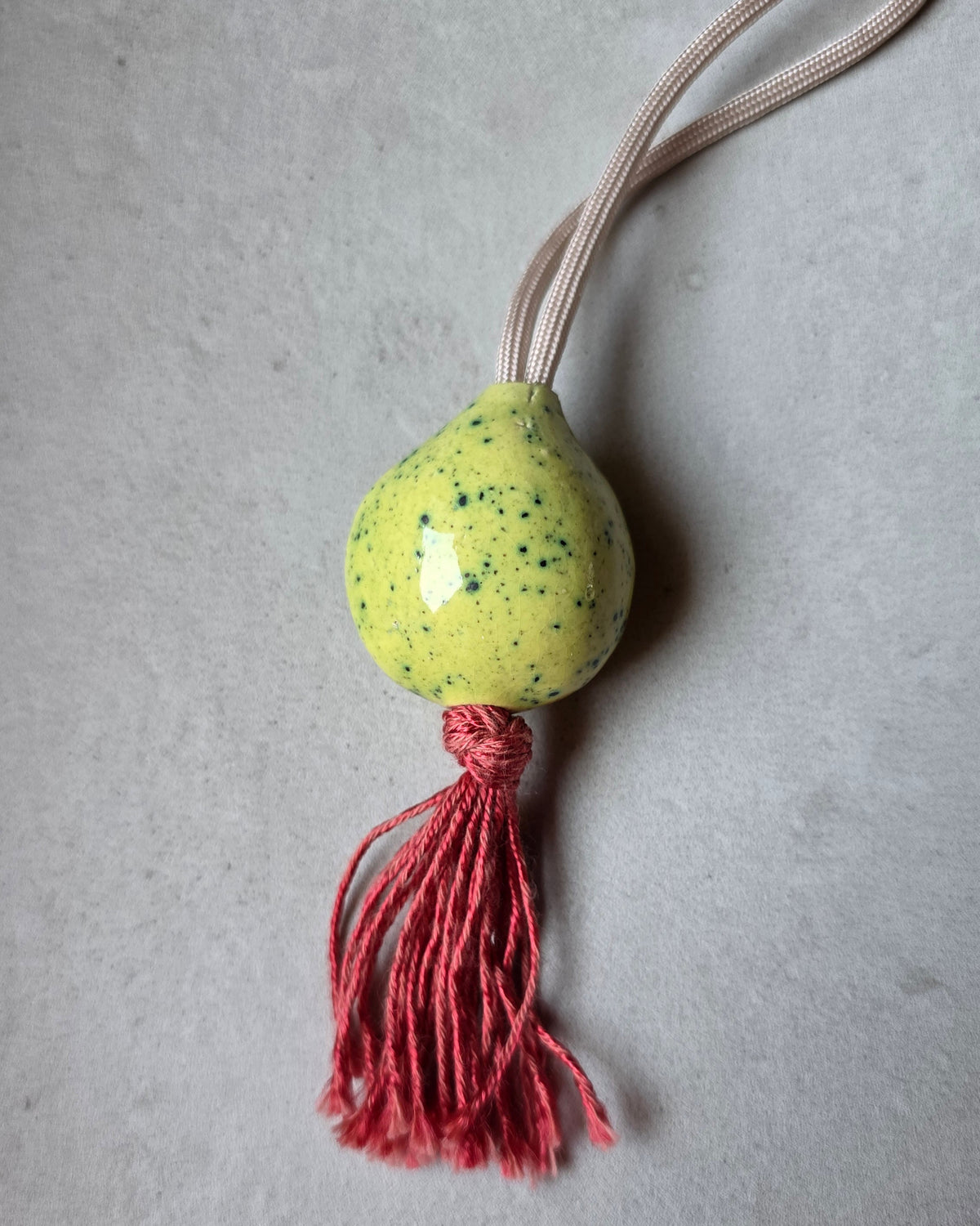 Collana Sacro Om – Giallo – la collana intera sul piano grigio