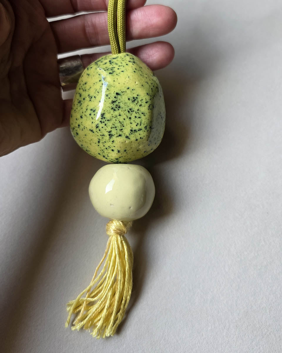 Ciondolo  giallo a forma di pietra in ceramica