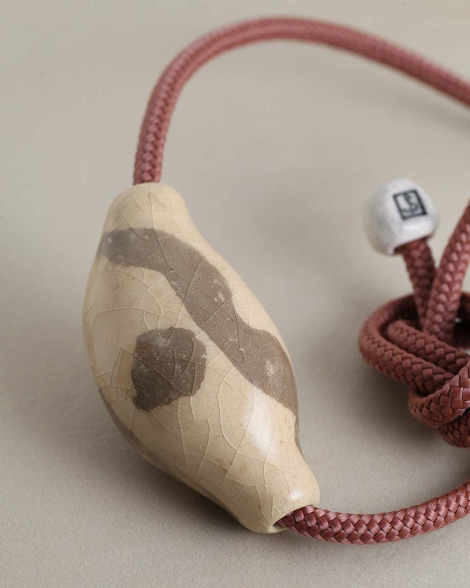 collana in ceramica a forma di conchiglia
