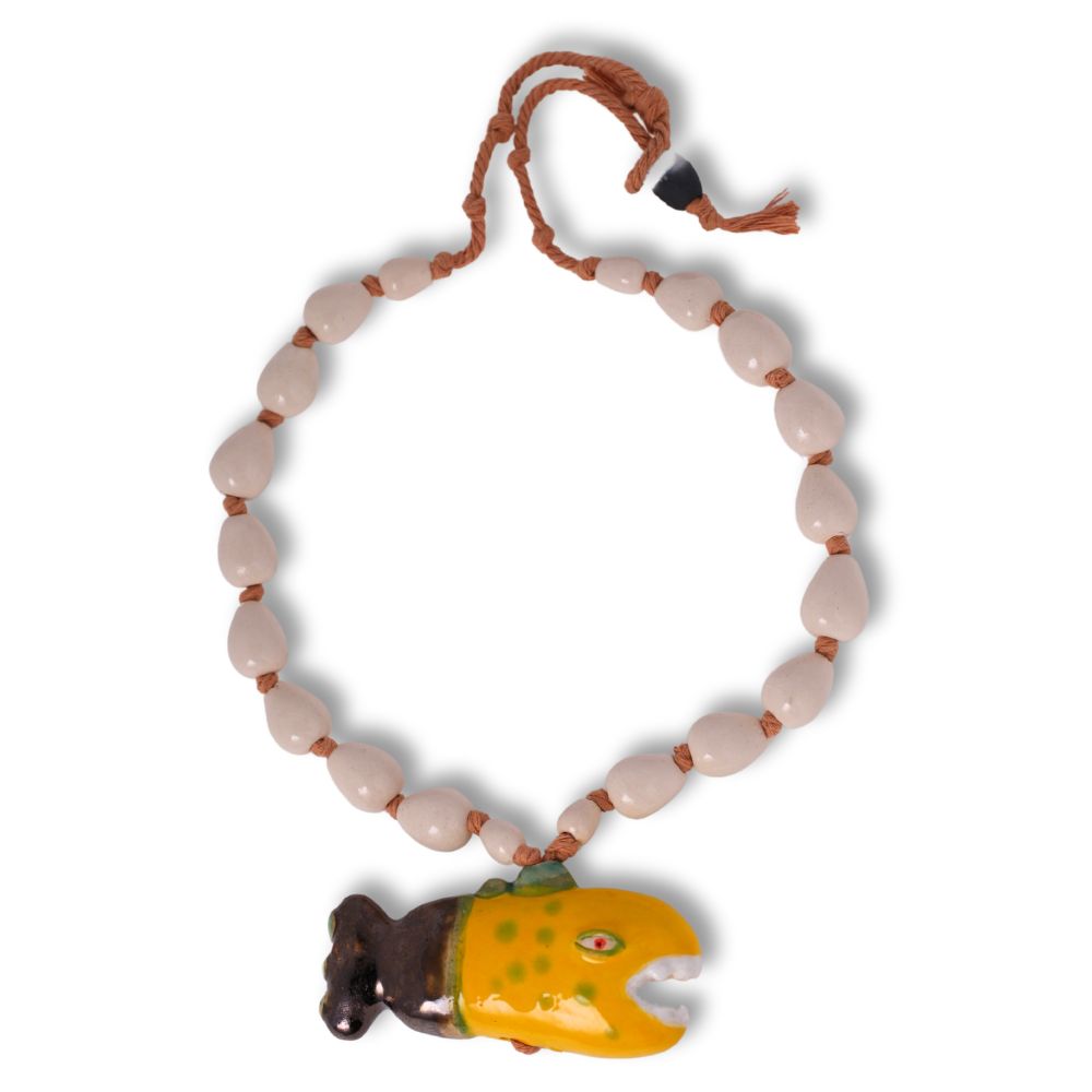 Ciondolo pesce in ceramica con collana in perle eleganti.