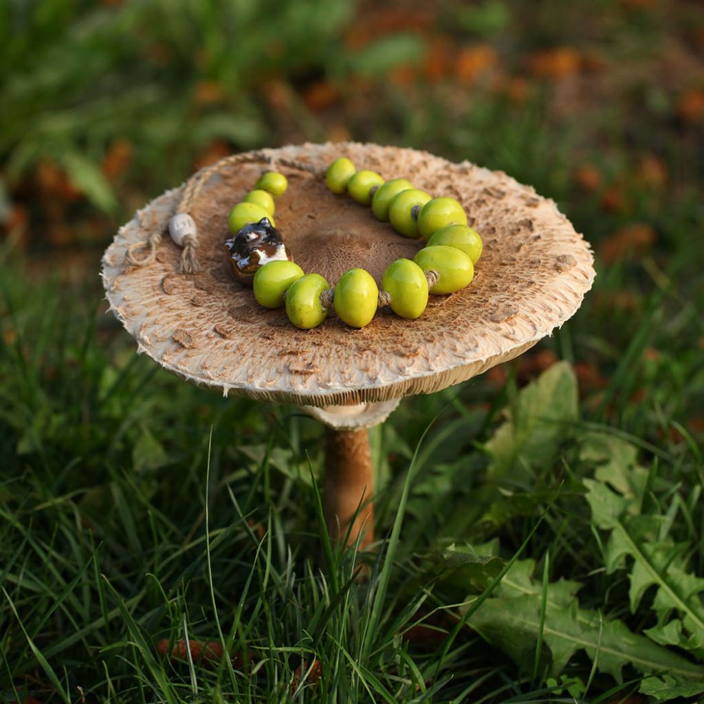 Una collana delle ceramiche artistiche di Simona Frigerio su un fungo