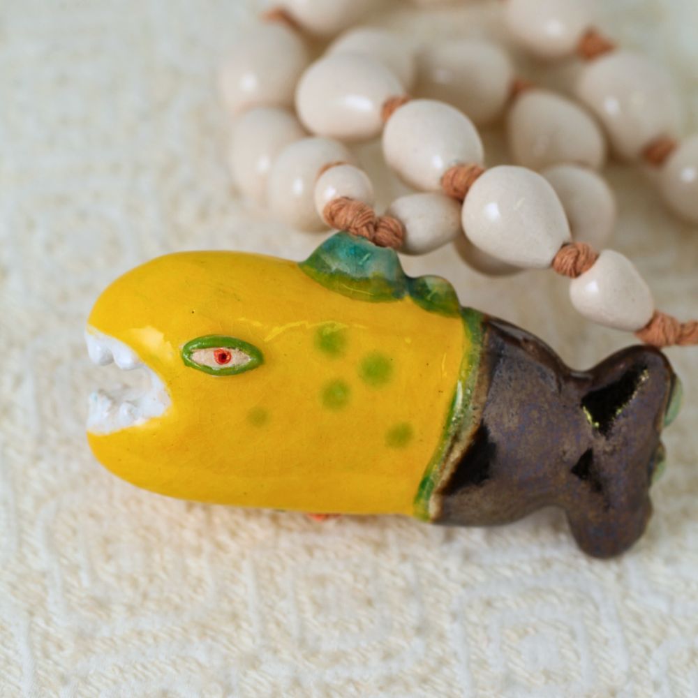 Ciondolo pesce in ceramica con collana in perle eleganti.