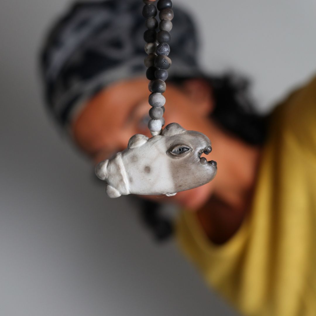 Simona Frigerio con una collana di ceramica contemporanea