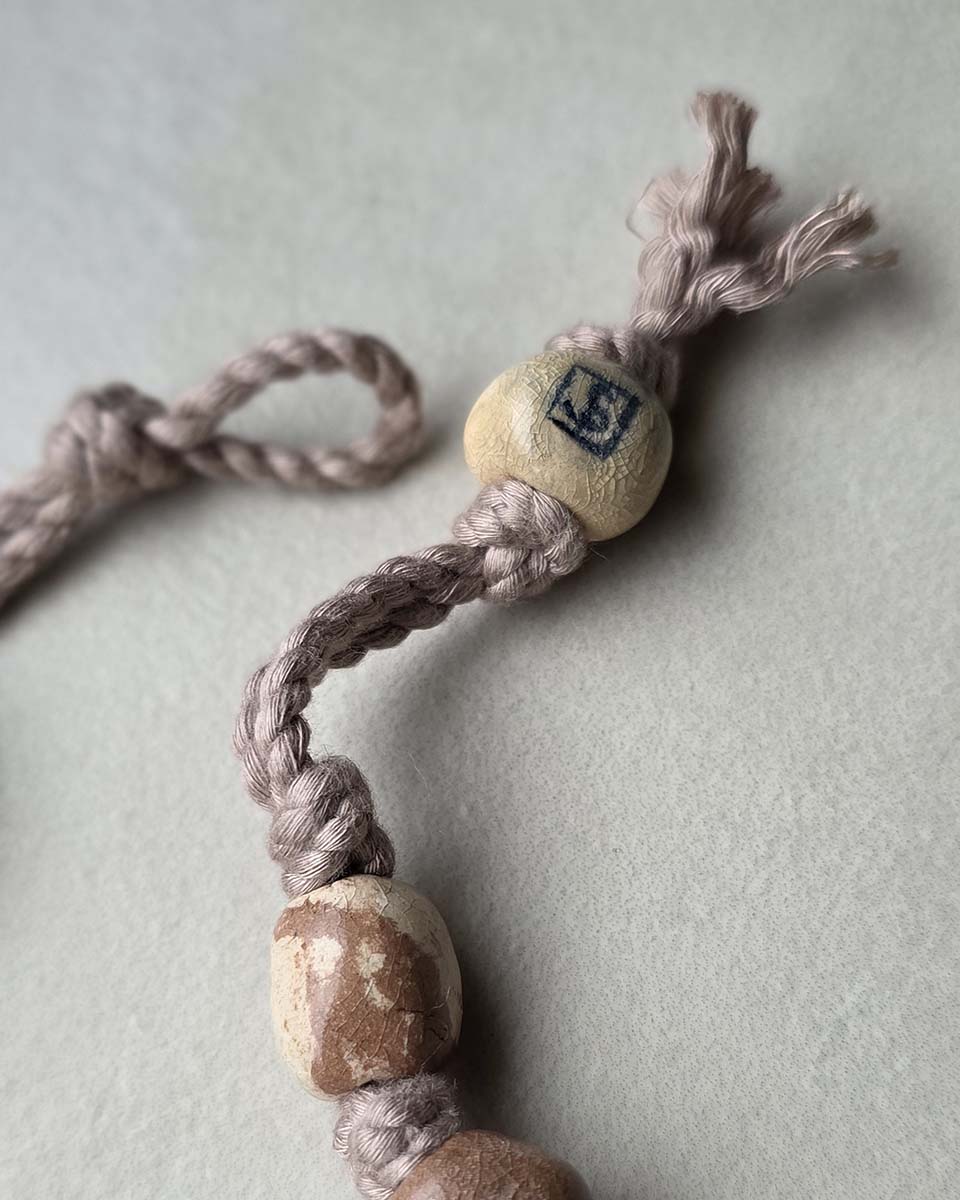 Collana di perle con toni naturali