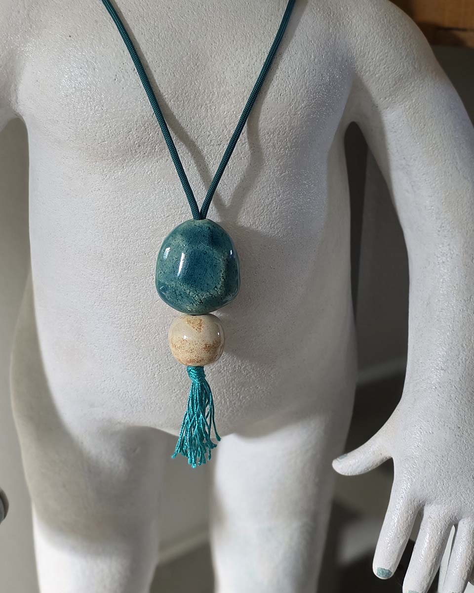 Ciondolo in ceramica turchese indossato