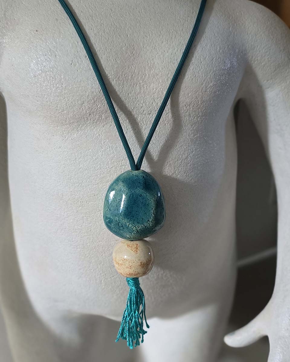 Ciondolo in ceramica con forma di pietra e sfera